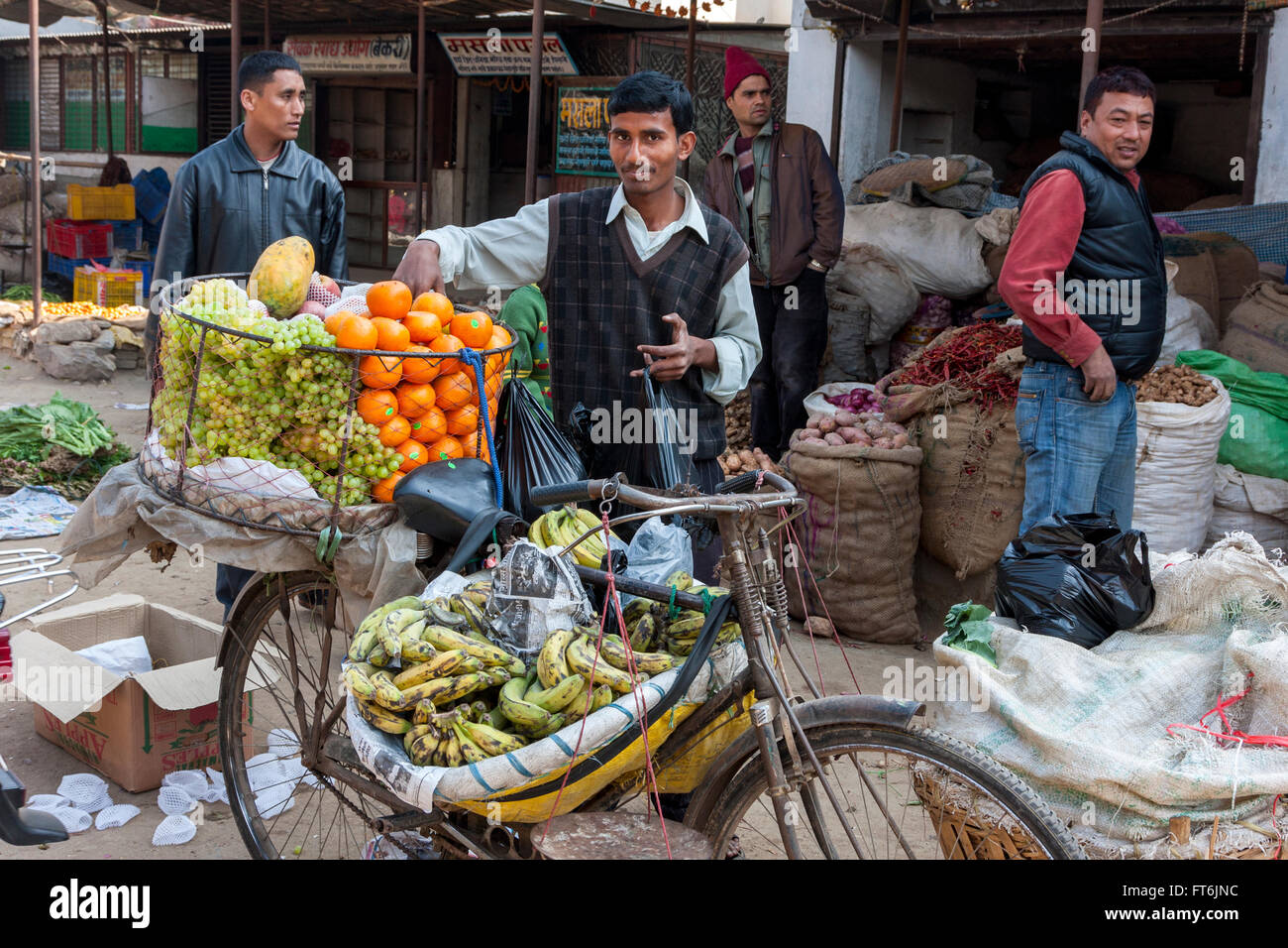 Nepal, Kathmandu.  Obstverkäufer in Nachbarschaft Markt. Stockfoto