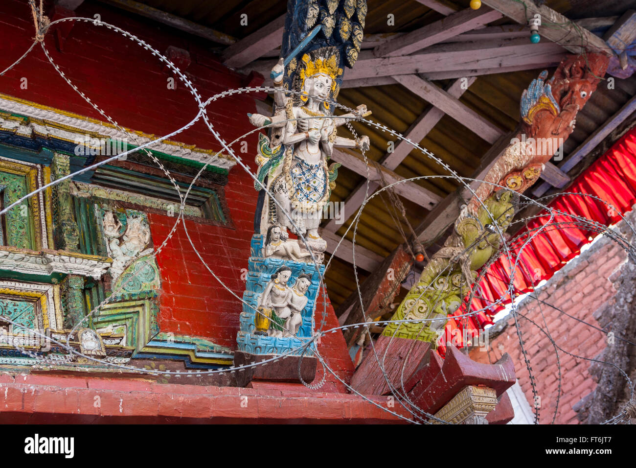 Nepal, Kathmandu. Tempelschnitzereien, Die Shiva und Parvati gewidmet sind, Rasierdraht, um Diebstahl zu Verhindern. Stockfoto