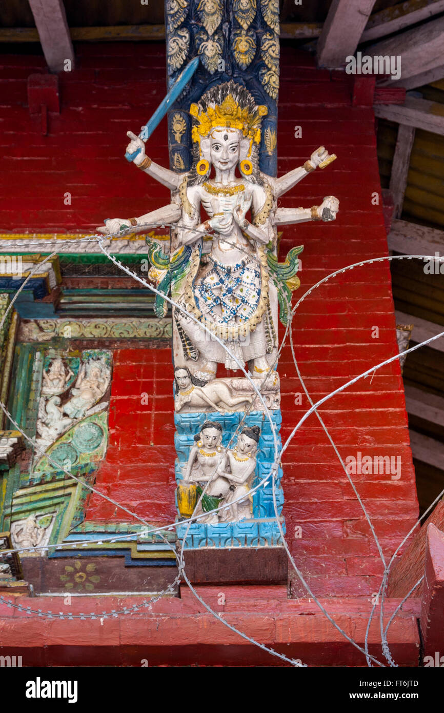 Nepal, Kathmandu. Tempelschnitzereien, Die Shiva und Parvati gewidmet sind, Rasierdraht, um Diebstahl zu Verhindern. Stockfoto