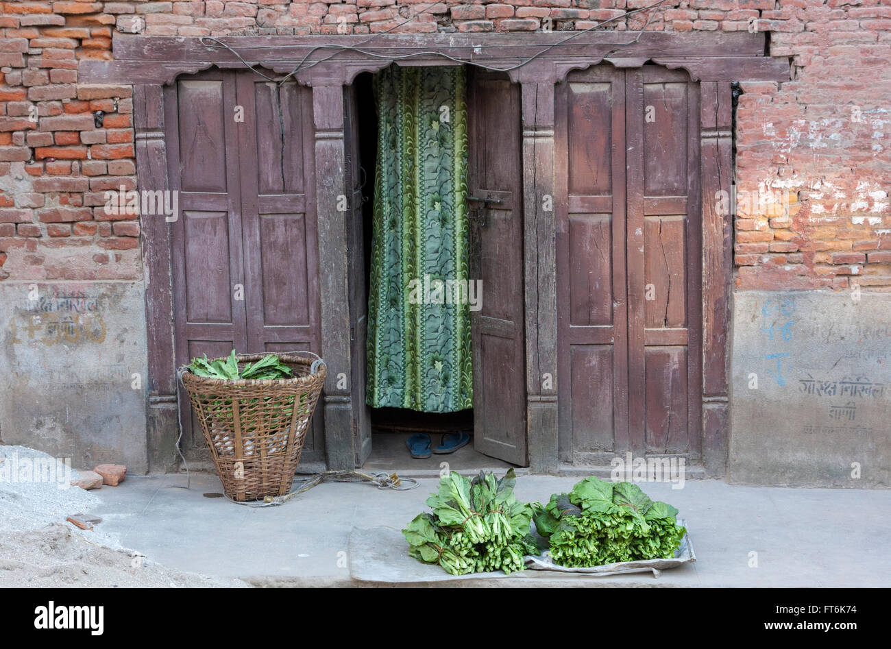 Nepal, Kathmandu.  Frischen Grüns durch eine Tür mit einem grünen Vorhang. Stockfoto