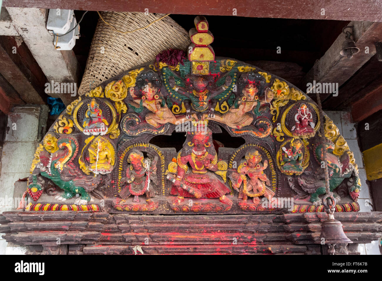 Nepal, Kathmandu.  Holzschnitzerei Darstellung Hindu-Gottheiten vor einem Tempel. Stockfoto