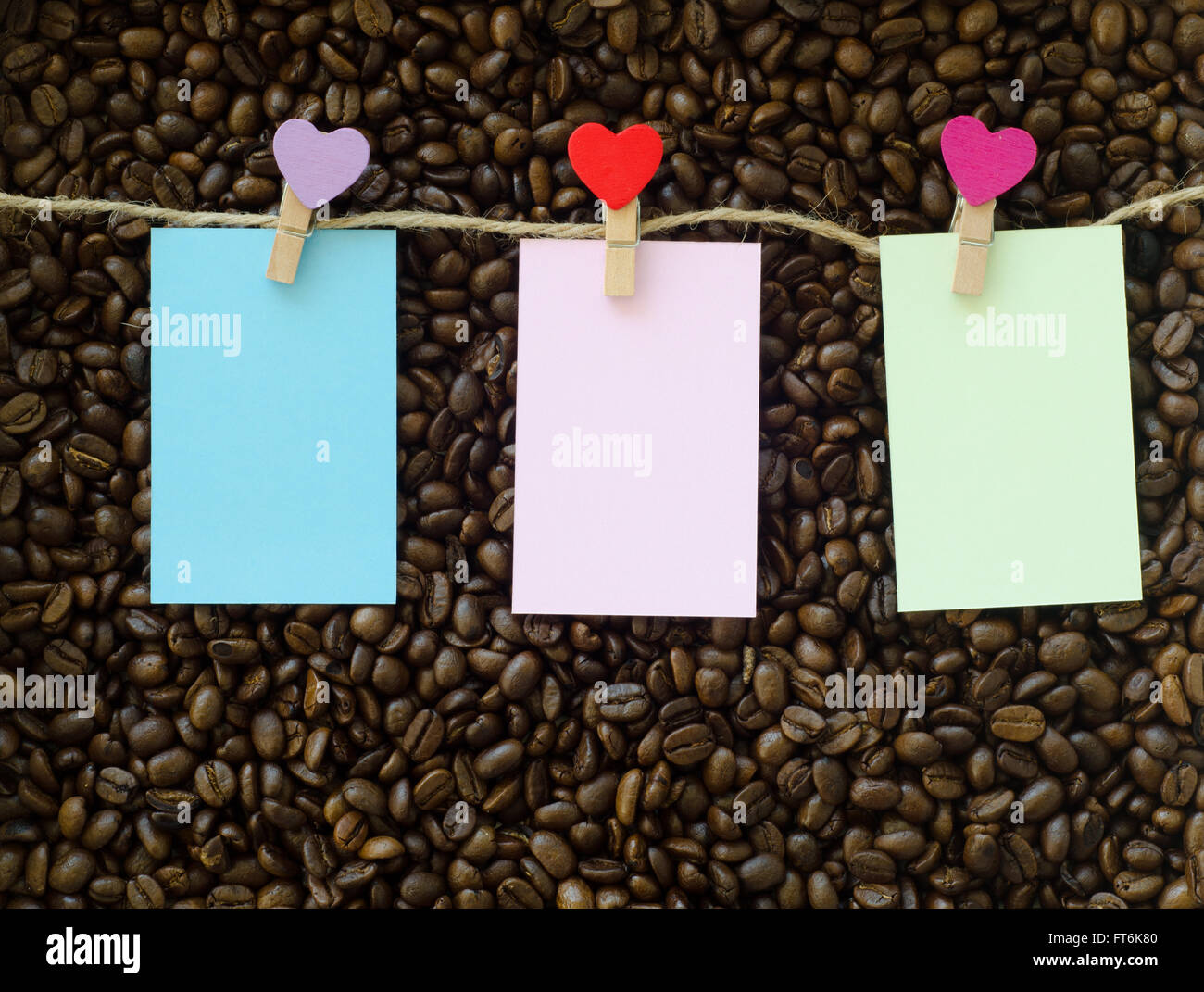 Kaffeebohne-Hintergrund und Clip-Hinweis Stockfoto