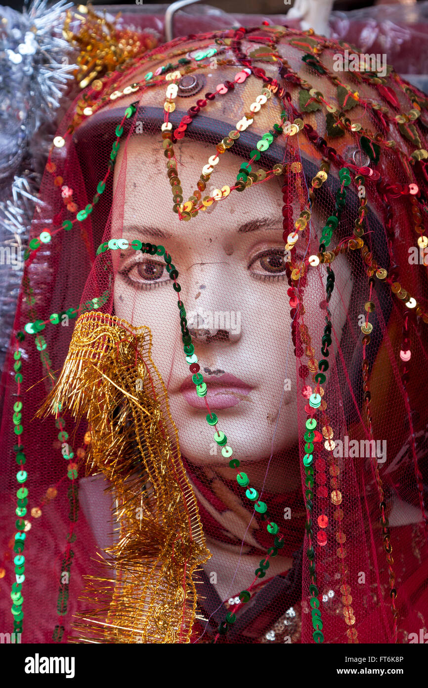 Nepal, Kathmandu.  Verschleierte Mannequin, Anzeichen von Verschleiß. Stockfoto