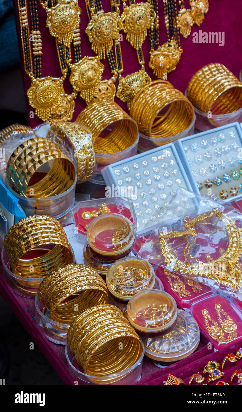 Nepal, Kathmandu.  Frauen goldene Armbänder und Schmuck. Stockfoto