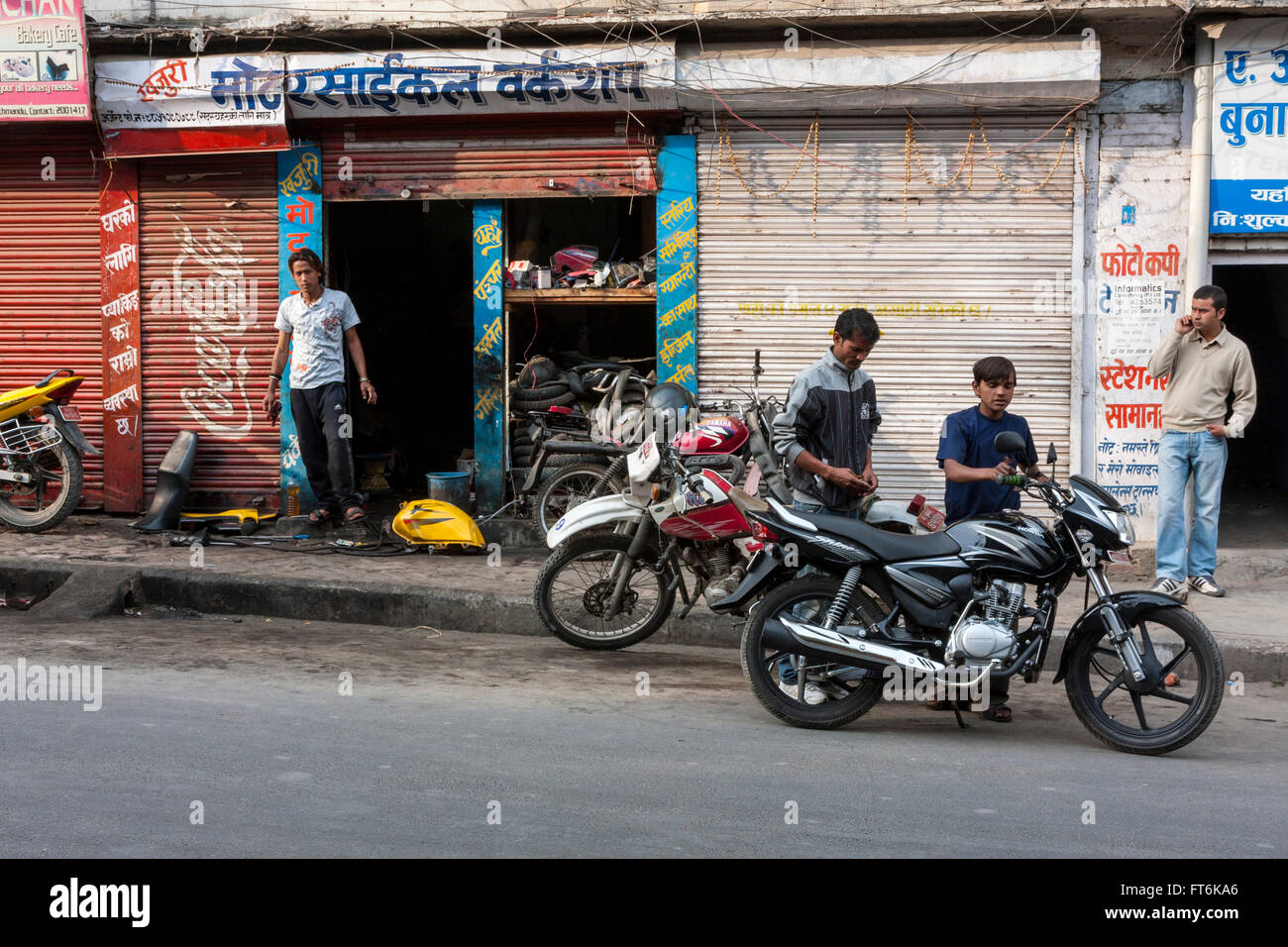 Nepal, Kathmandu.  Motorrad-Werkstatt. Stockfoto