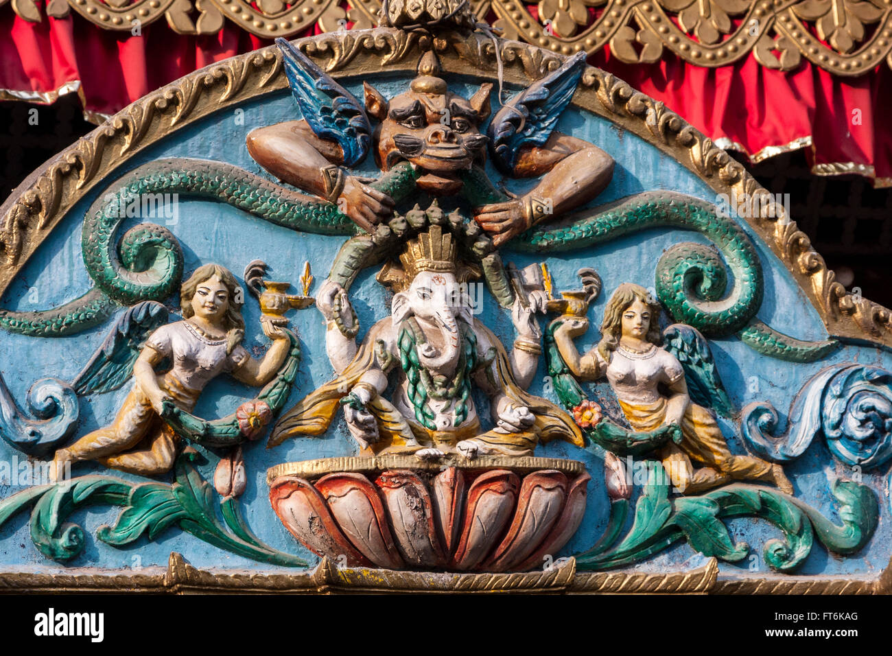 Nepal, Kathmandu.  Fries über dem Eingang zum Ganesh-Tempel, Kamaladi Straße. Stockfoto