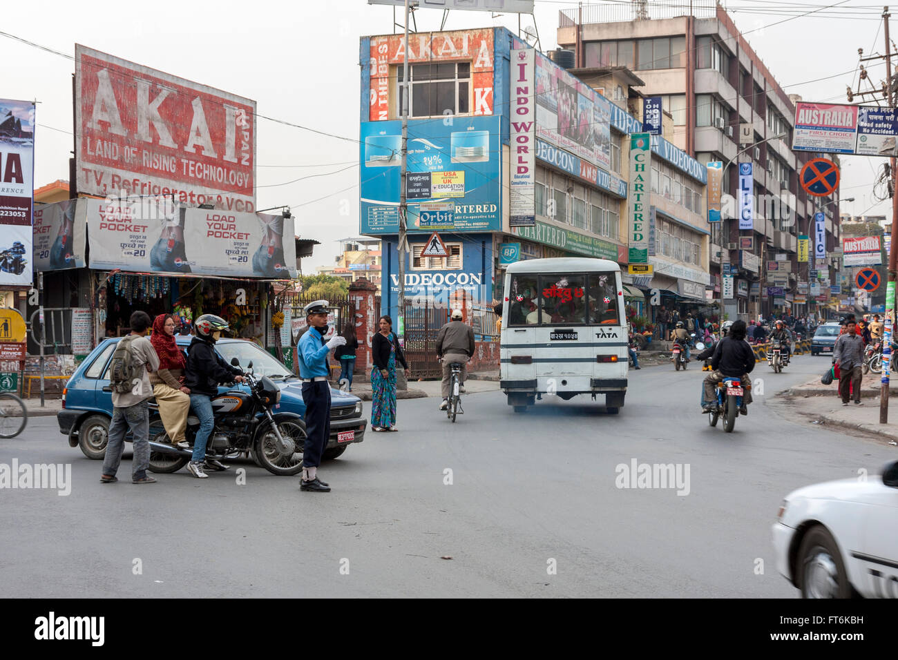 Nepal, Kathmandu.  Motorradverkehr auf Putali Sadak Straße. Stockfoto