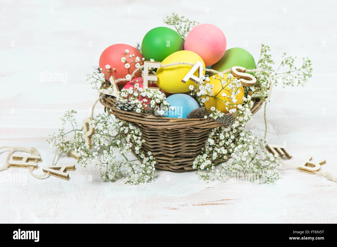 Ostereier mit Blüten in hellem Holz Hintergrund. Festliche Dekoration Stockfoto