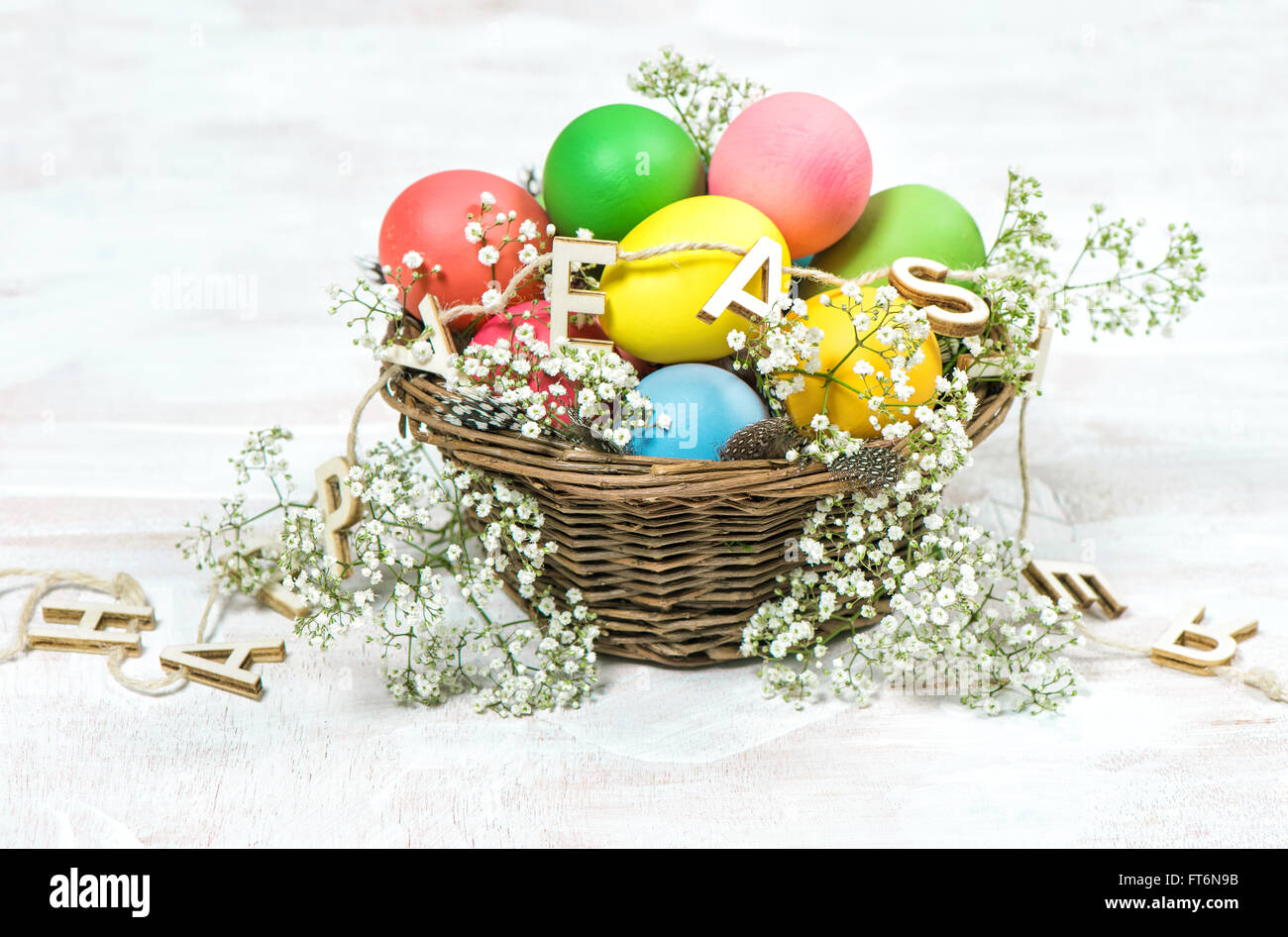 Ostereier mit weißen Blumen Dekoration. Frohe Ostern! Stockfoto