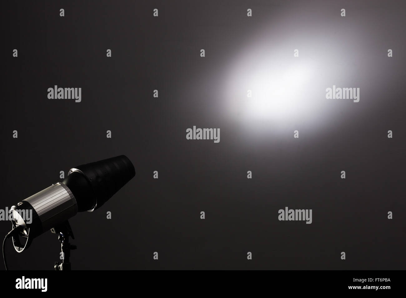 Der Studio-Monoblock hebt den schwarzen Hintergrund hervor. Stockfoto