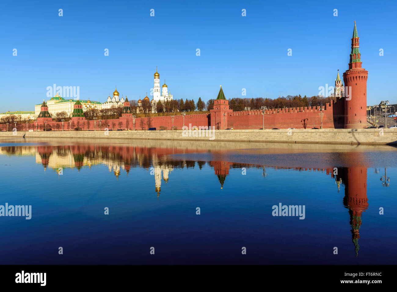 Morgen-Ansicht des Kreml in Moskau mit schöne Reflexion im Fluss, Russland Stockfoto