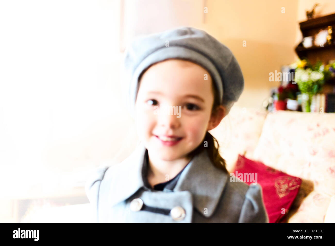 Fünf Jahre altes Mädchen, soft-Fokus, mit einem Hut und Mantel Stockfoto