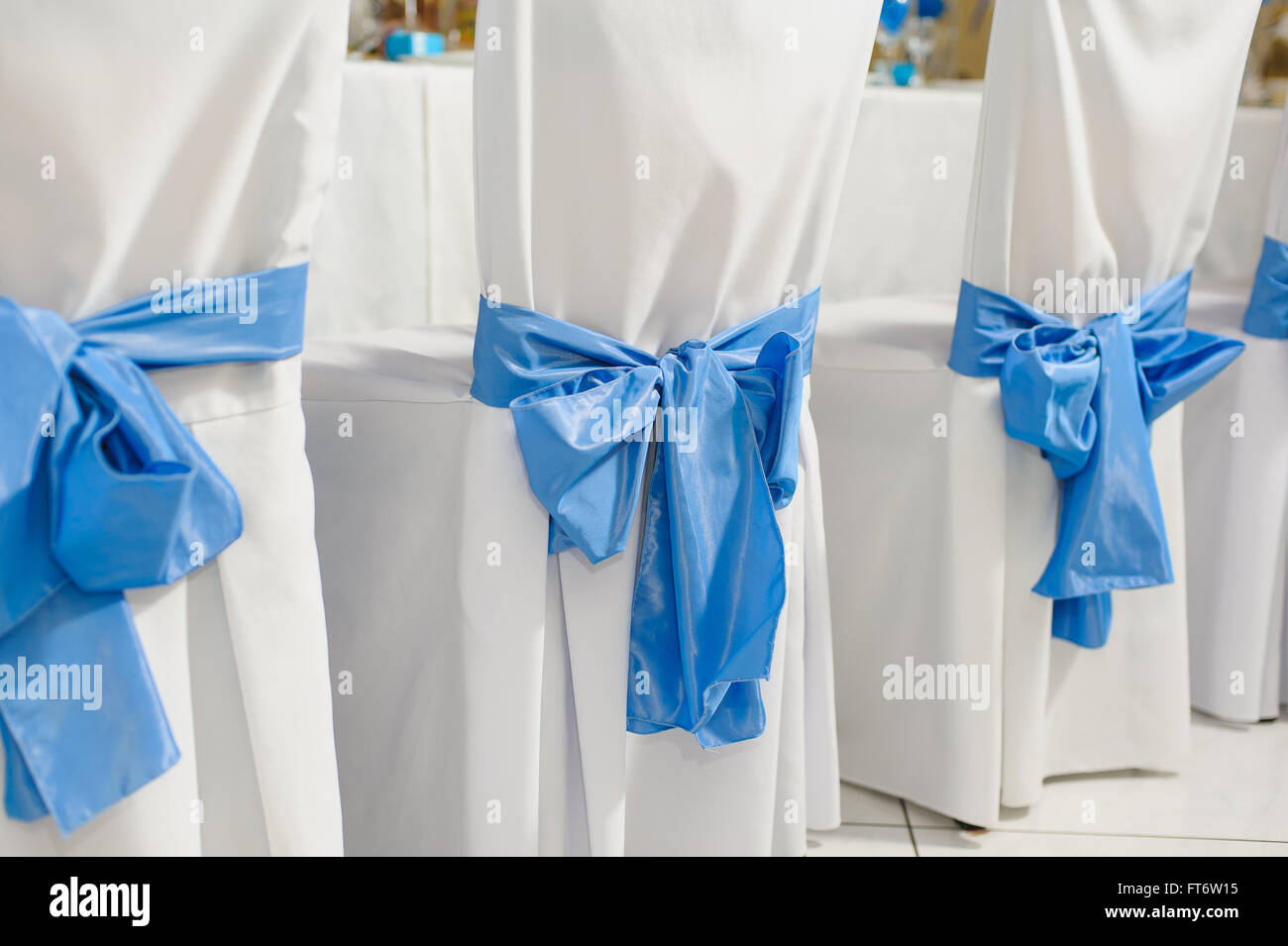 Stühle mit weißen Decken und blaue Schleife Stockfoto