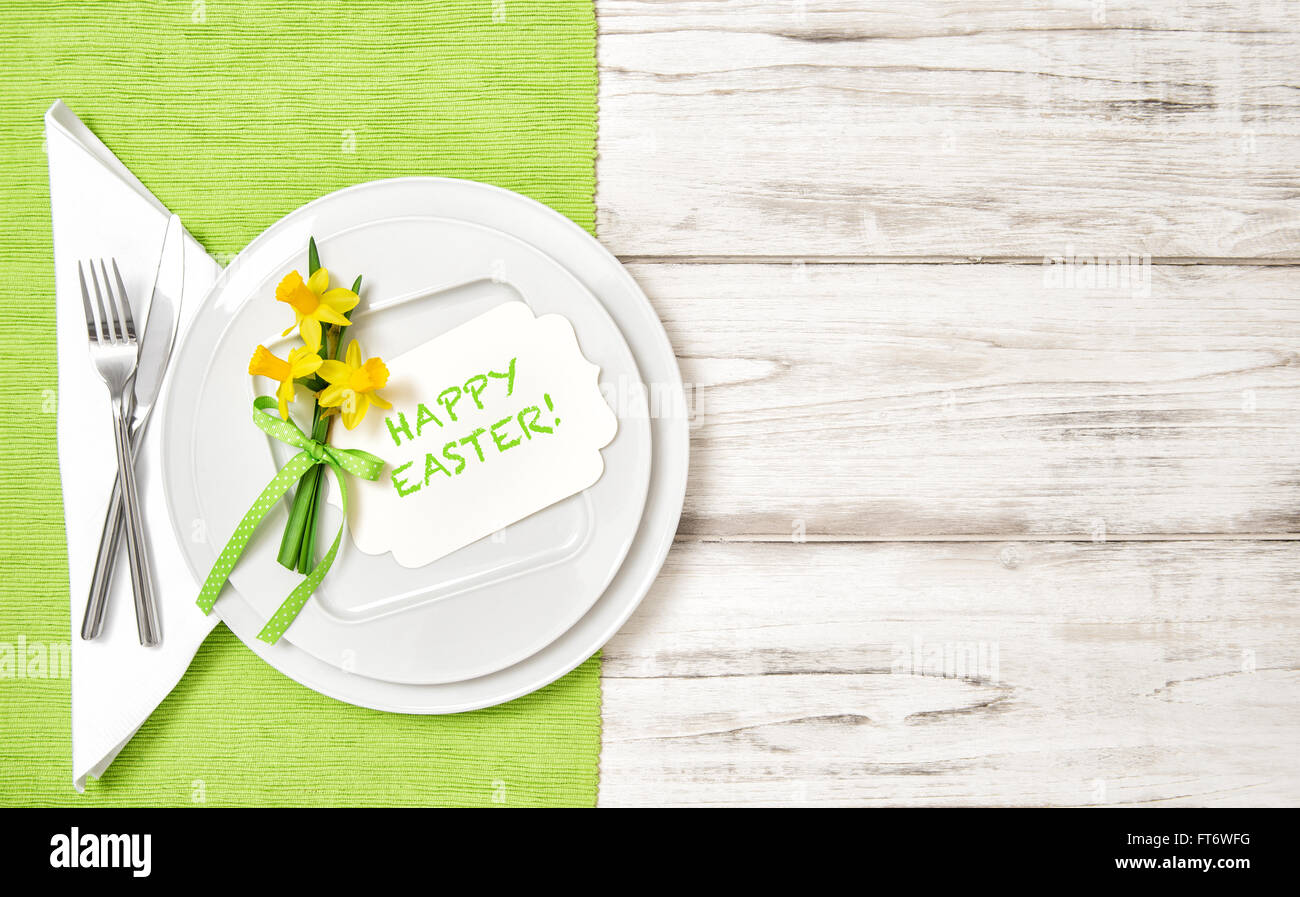 Frühling Tischdekoration mit Narzisse Blumen. Greetingds Karte Frohe Ostern! Stockfoto