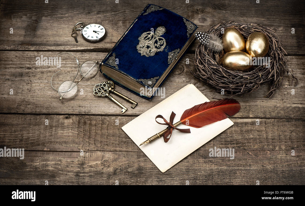 Goldene Ostereier und antiken Bibel Buch. Vintage Stillleben Stockfoto