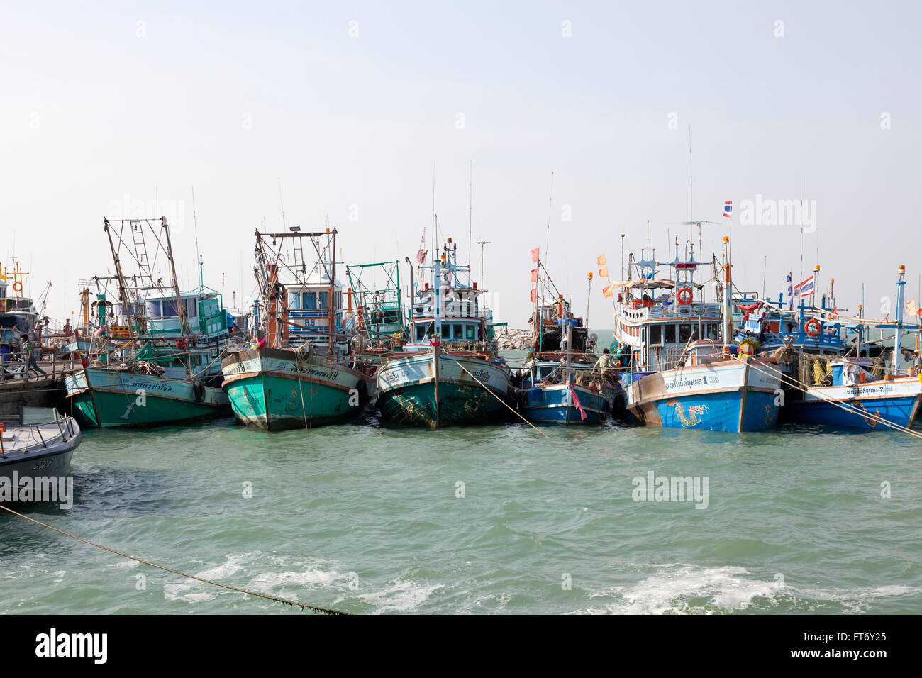 Eine Reihe von festgemachten Thai Boote der Mittelklasse von Lamplights für Angeln (Ao Khlong Wan - Provinz Prachuap Khiri Khan) ausgestattet. Stockfoto