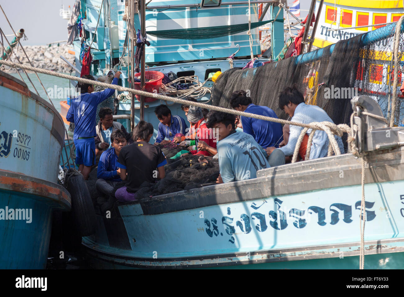 Fischer angeln Nester ihres Bootes (Ao Khlong Wan - Provinz Prachuap Khiri Khan - Thailand) zu reparieren. Stockfoto