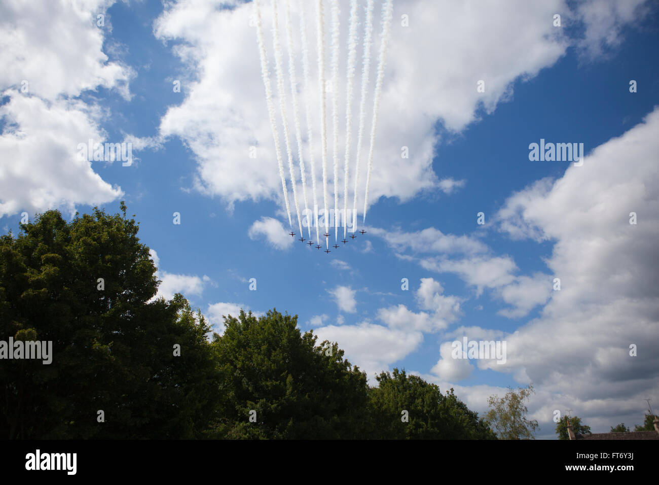 Die roten Pfeile akrobatischen anzeigen Team fliegen Vergangenheit in ihre Hawk Jet-Flugzeuge. Stockfoto