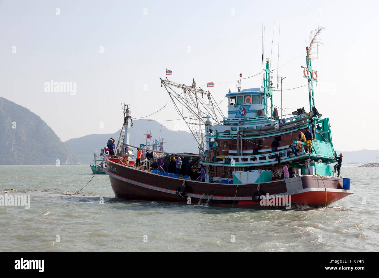 Ein Thai Trawler von Lamplights für Hochseeangeln (Ao Khlong Wan - Provinz Prachuap Khiri Khan - Thailand) ausgestattet. Aus der s Stockfoto