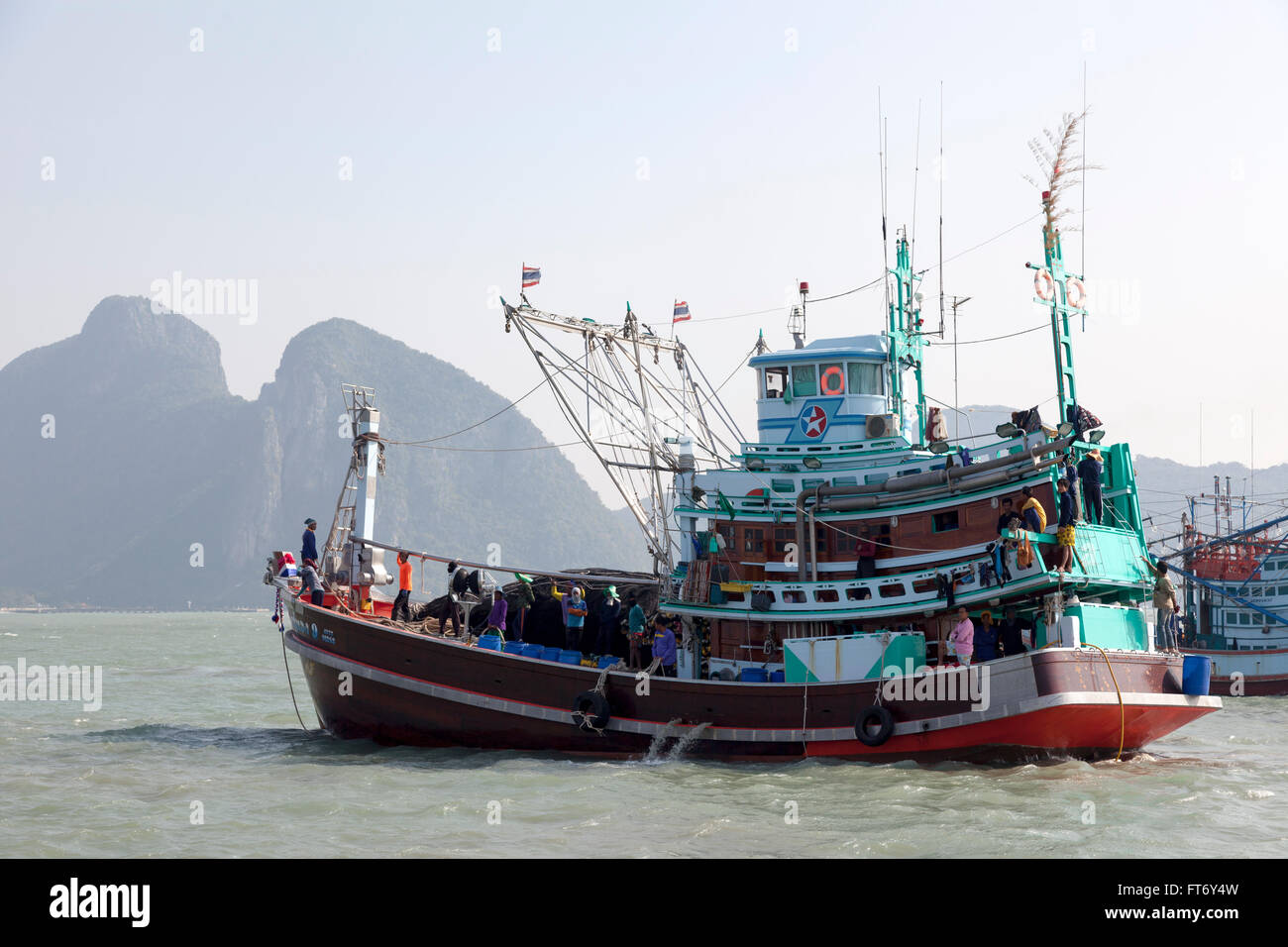 Ein Thai Trawler von Lamplights für Hochseeangeln (Ao Khlong Wan - Provinz Prachuap Khiri Khan - Thailand) ausgestattet. Stockfoto