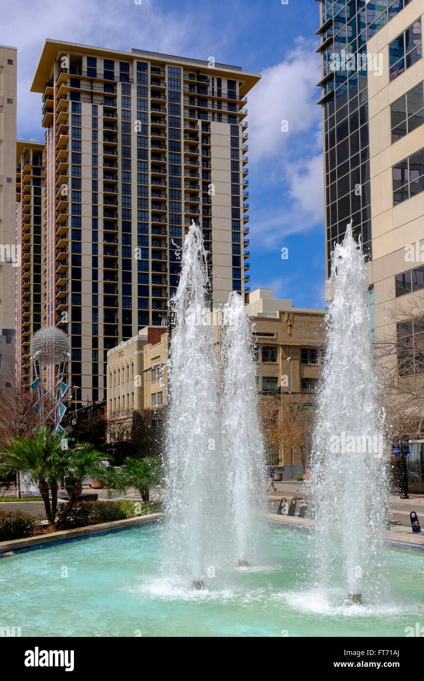 Moderne Bürohäuser und Apartments Near East Church Street, Downtown Orlando, Florida, Amerika mit Springbrunnen in einem öffentlichen Stockfoto