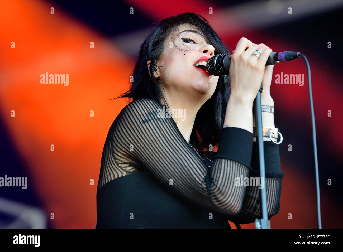 BARCELONA - 29 Mai: Der Sänger der Dum Dum Girls (US-amerikanische Rock-Band aus Los Angeles) in Konzert im Heineken Primavera Sound. Stockfoto
