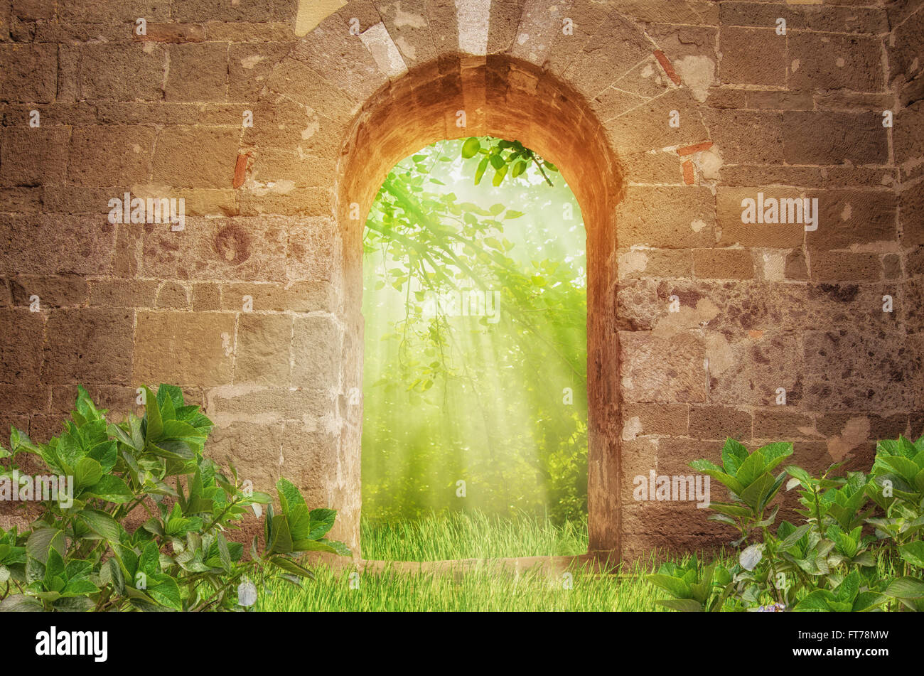 Strahlen des Sonnenlichts und antikes Tor Stockfoto