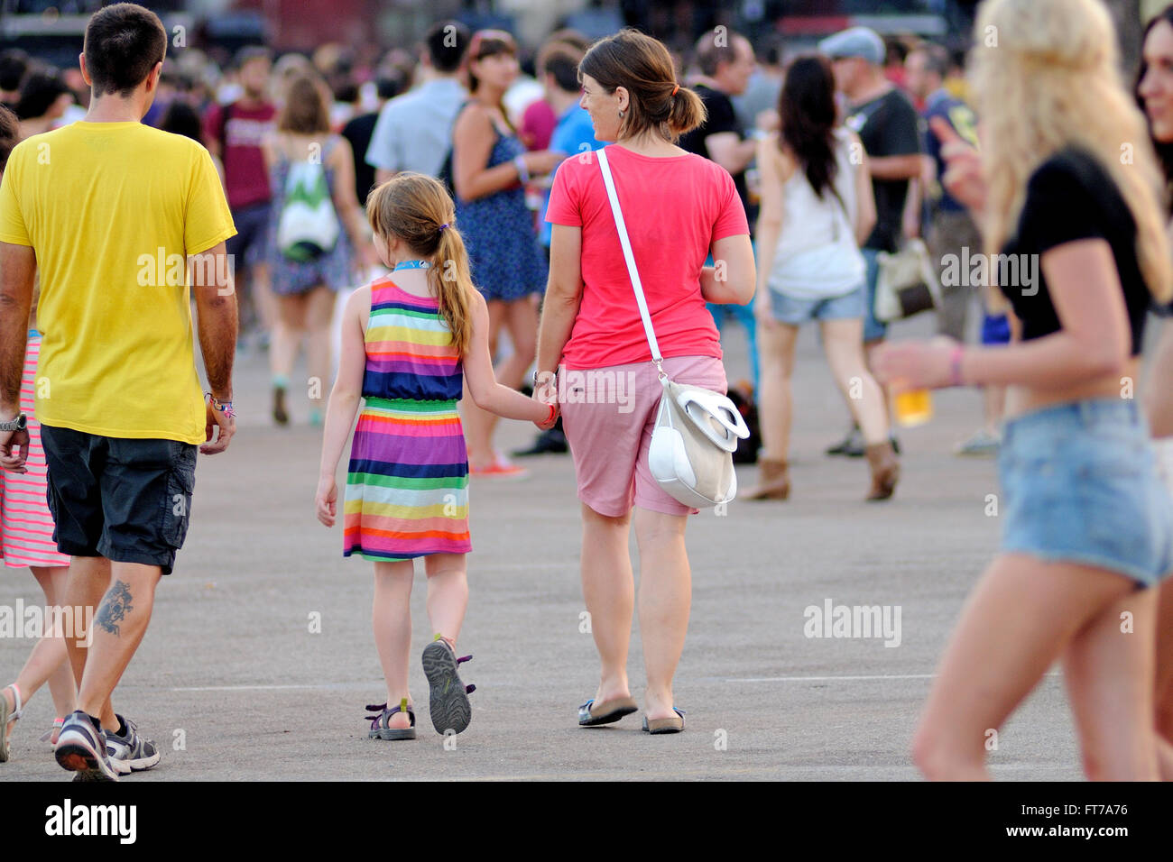 BENICASIM, Spanien - Juli 19: Eine Mutter nimmt die Hand seiner Tochter beim FIB (Festival Internacional de Benicassim) 2013 Festival. Stockfoto