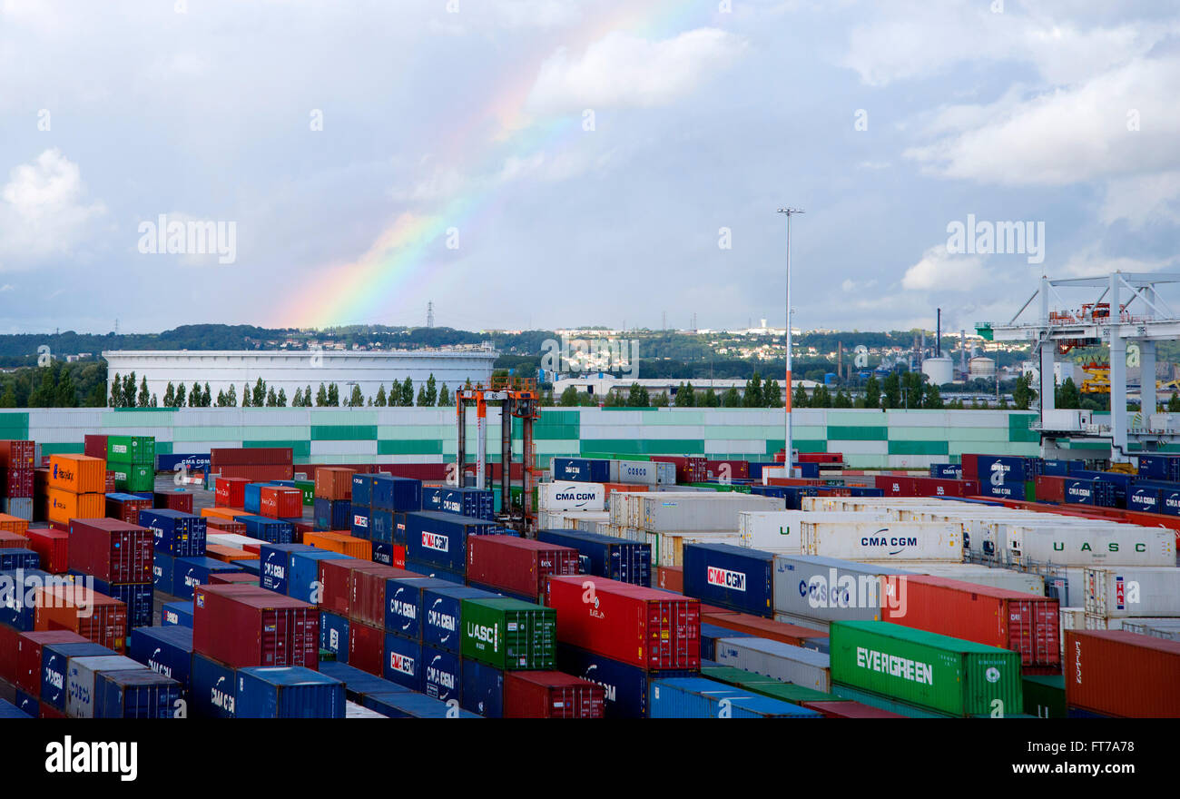 Container und Regenbogen in Le Havre Container Hafenbahnhof, Frankreich Stockfoto
