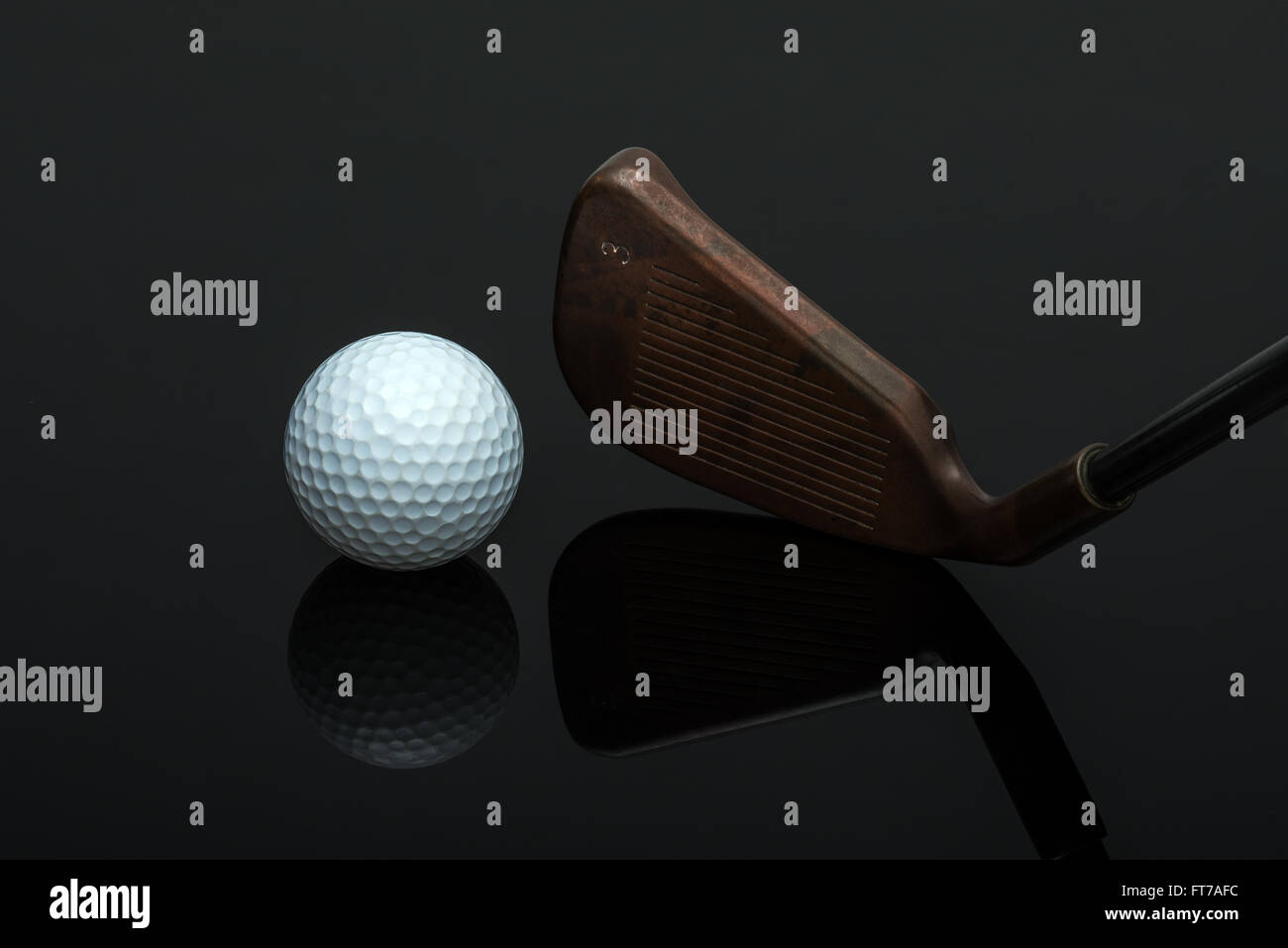 Golfschläger und Ball auf schwarzem Hintergrund Stockfoto