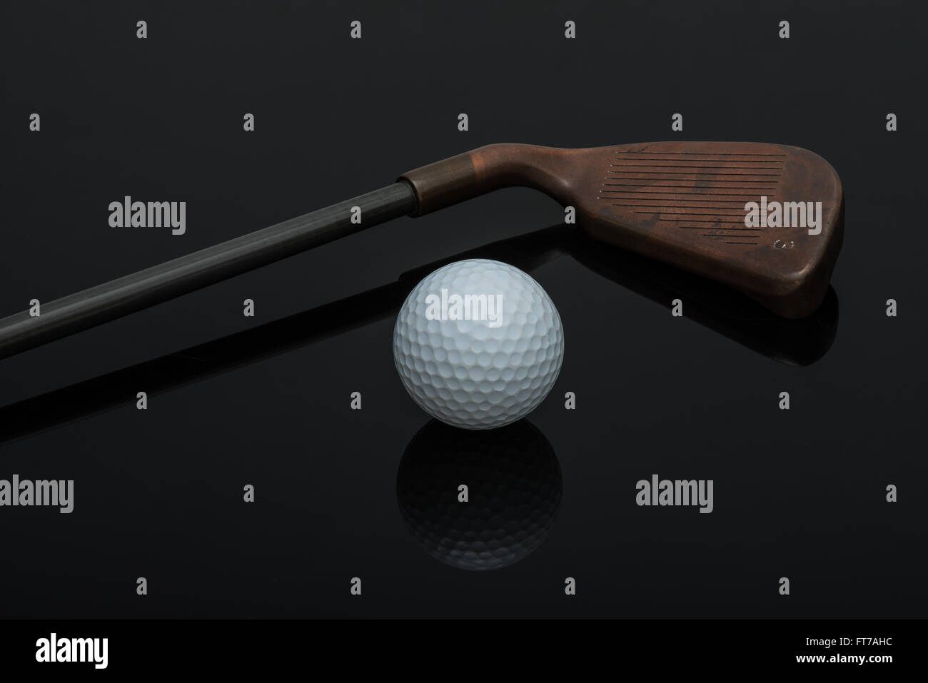 Golfschläger und Ball auf schwarzem Hintergrund Stockfoto