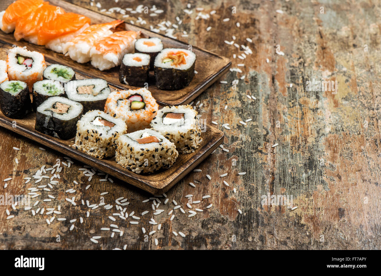Traditionelles japanisches Essen. Sushi-Rollen, Maki, Nigiri, Lachs, Garnelen, Thunfisch, Tofu, Reis, avocado Stockfoto
