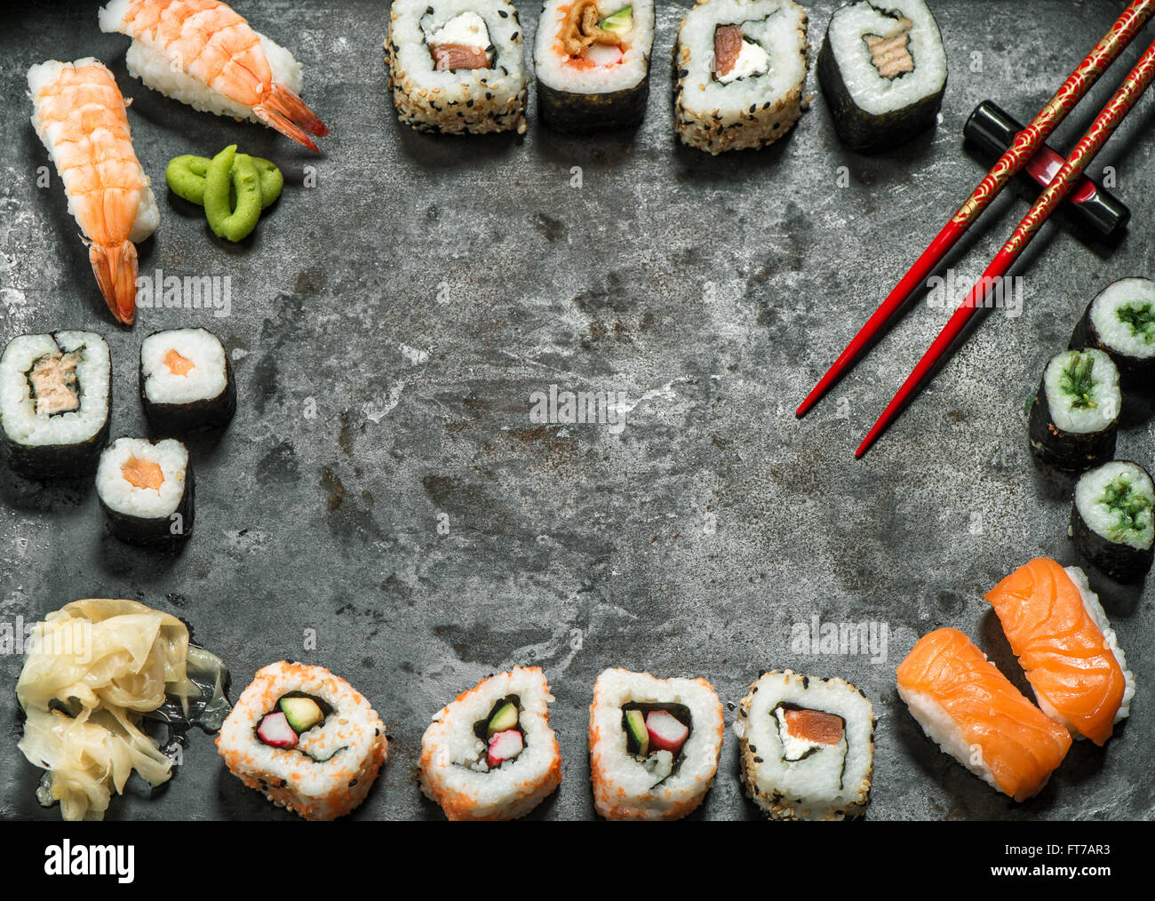 Traditionelles japanisches Essen. Sushi rolls, Nigiri, Lachs, Wasabi, Garnelen, Thunfisch, Ingwer, Tofu, Reis, Avocado, eingelegten Ingwer. Asiatische Stockfoto