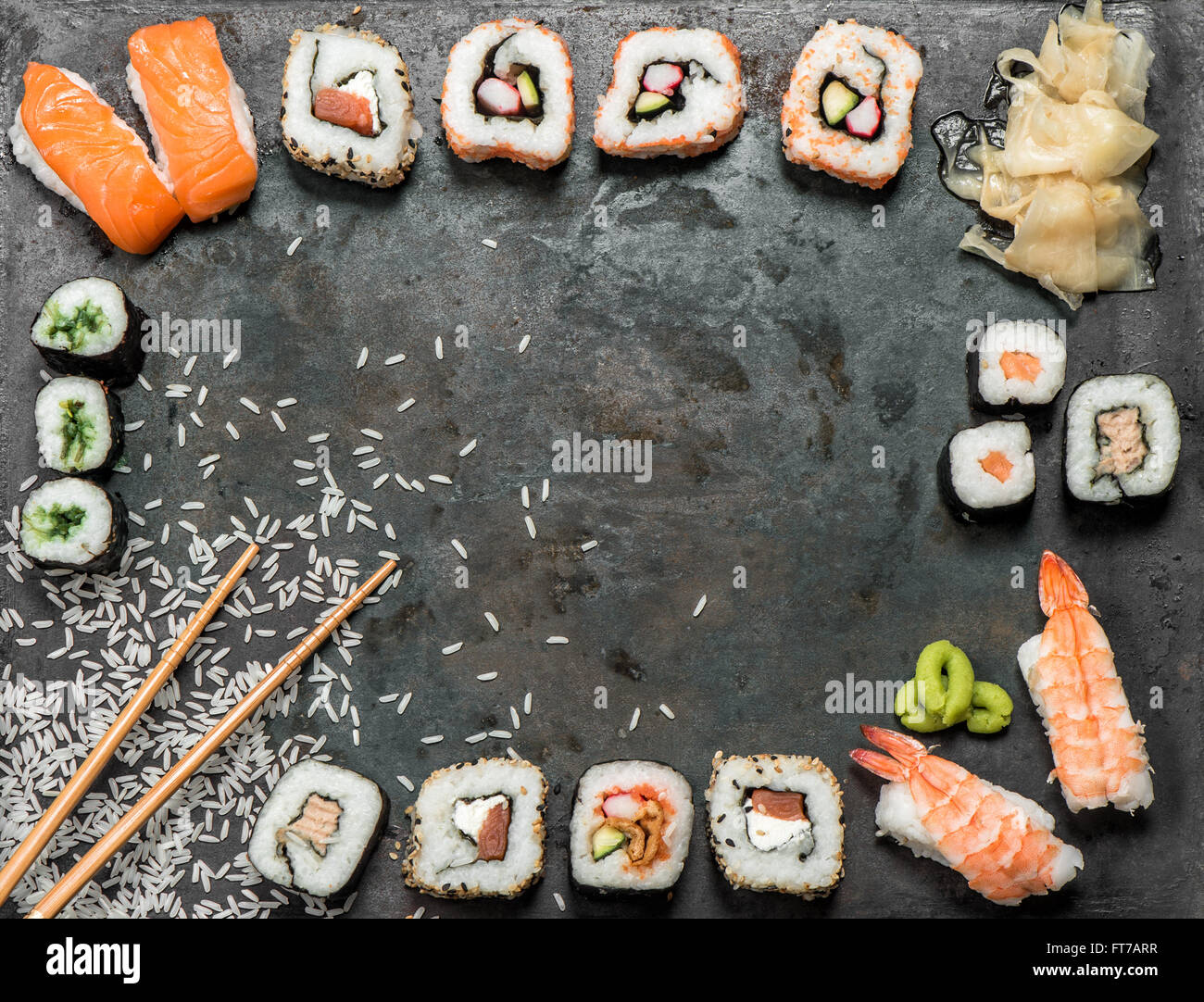 Traditionelles japanisches Essen. Asiatische Küche-Hintergrund. Sushi-Rollen, Maki, Nigiri, Lachs, Wasabi, Garnelen, Thunfisch, Ingwer, Tofu, Reis, ein Stockfoto