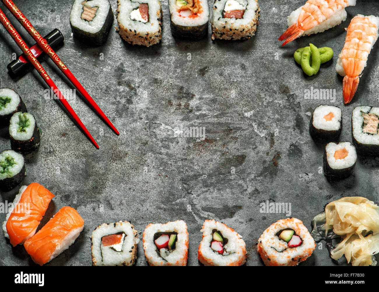 Sushi-Rollen, Maki, Nigiri, Lachs, Garnelen, Thunfisch, Tofu, Reis, Avocado, Wasabi, eingelegtem Ingwer. Traditionelles japanisches Essen staatlich Stockfoto