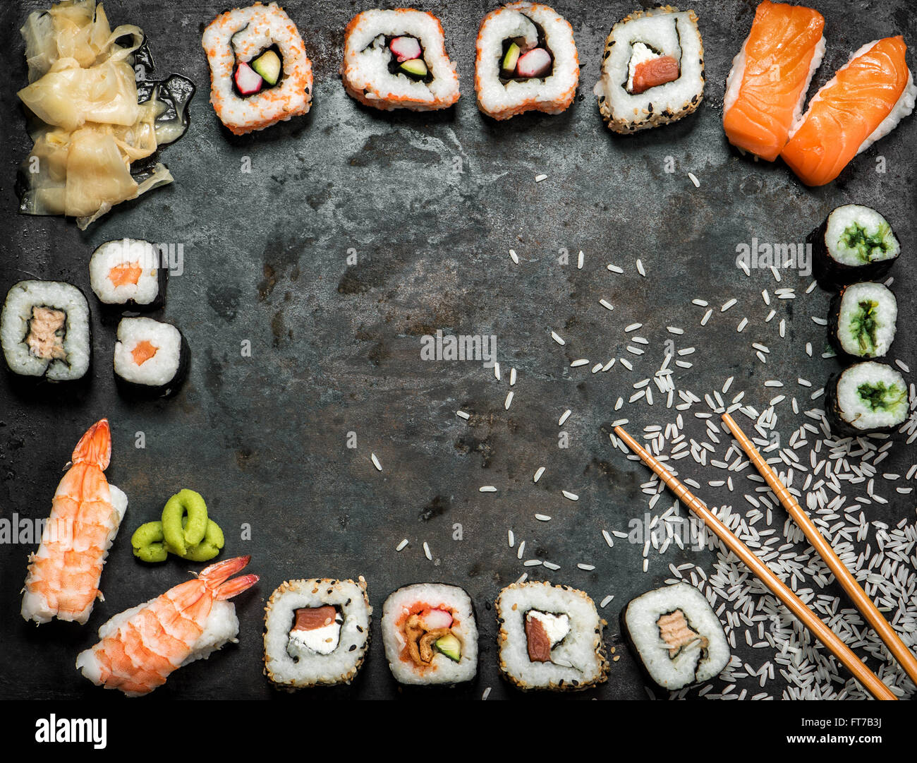 Sushi-Rollen, Maki, Nigiri, Lachs, Wasabi, Garnelen, Thunfisch, Tofu, Reis, Avocado, eingelegten Ingwer. Asiatische Küche-Hintergrund. Dunkel getönt Stockfoto