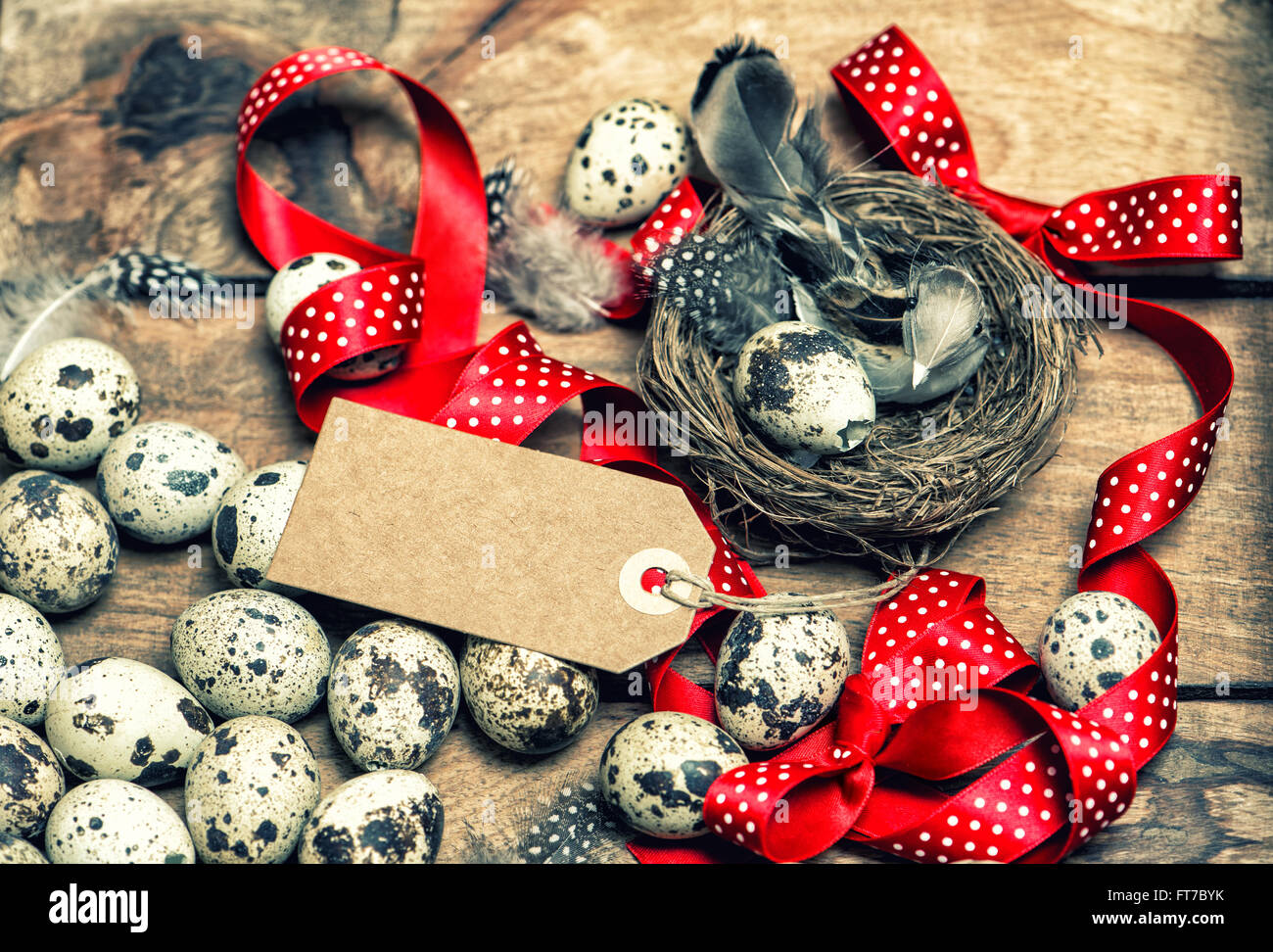 Ostereier mit roter Schleife und Tag. Frohe Ostern! Vintage-Stil getönten Bild Stockfoto