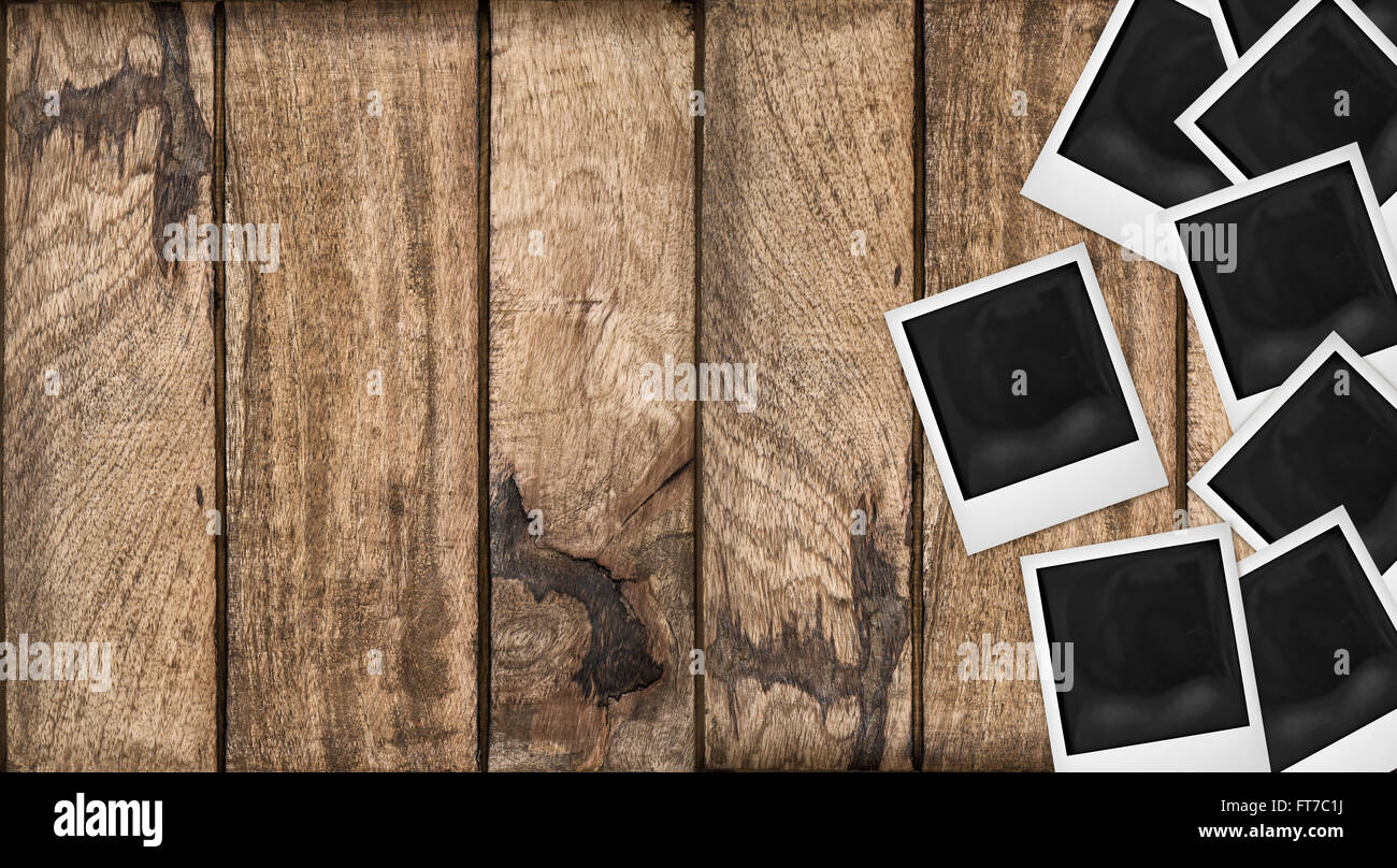 Polaroid-Foto-Rahmen auf hölzernen Hintergrund. Holztisch Textur. Abstrakte rustikale Oberfläche Stockfoto