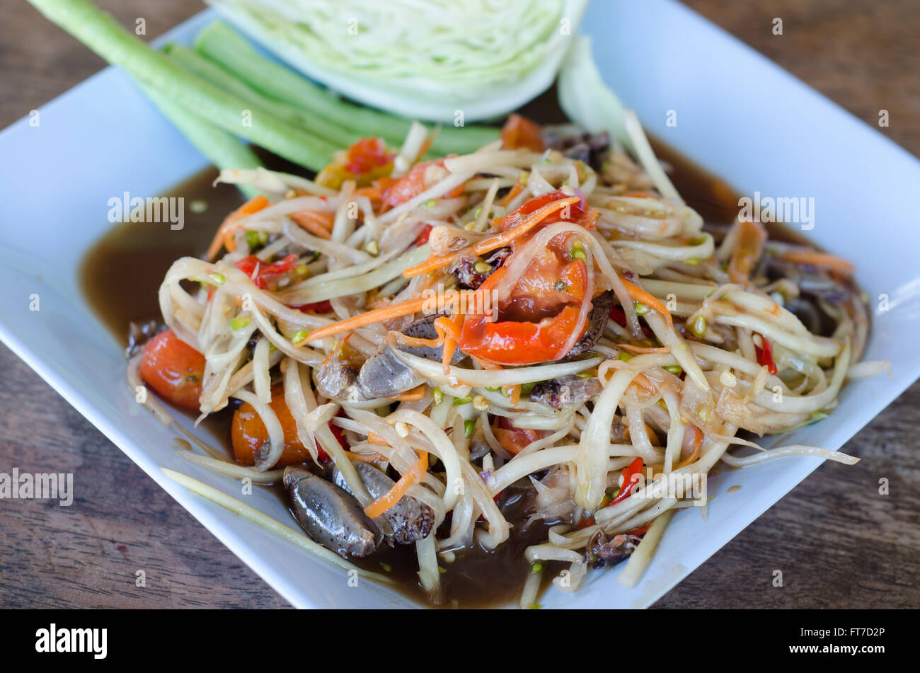 Spicy Papaya-Salat mit gesalzenem Krabben und fermentiertem Fisch Stockfoto