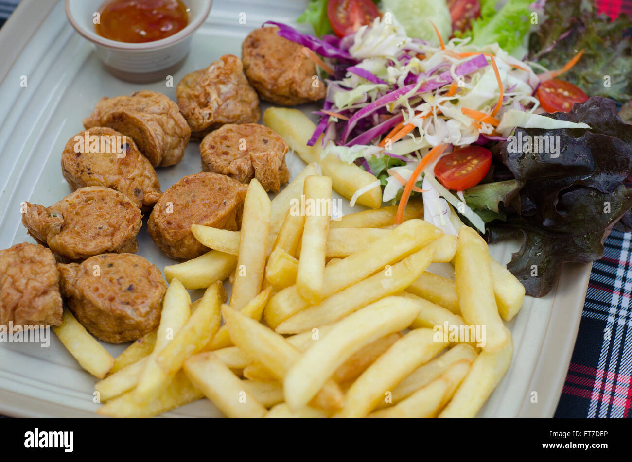 Knusprige Garnele Brötchen und Pommes frites Stockfoto