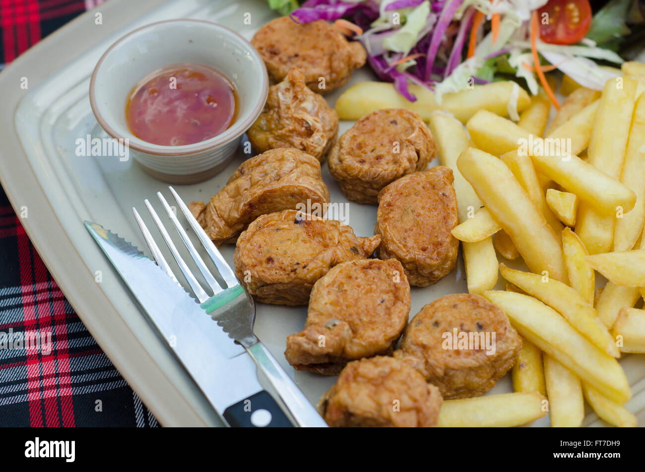 Knusprige Garnele Brötchen und Pommes frites Stockfoto