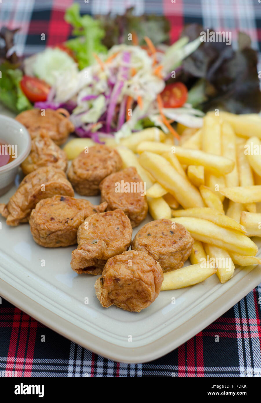 Knusprige Garnele Brötchen und Pommes frites Stockfoto