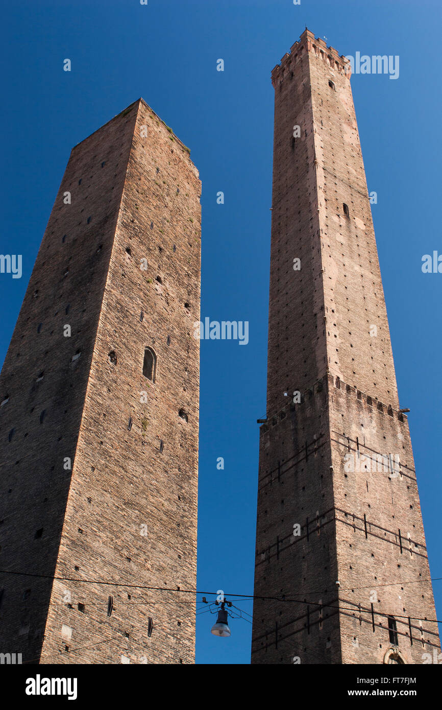 Die zwei schiefen Türme von Bologna (Italien). Turm (links) Garisenda und Asinelli Turm (rechts). Stockfoto
