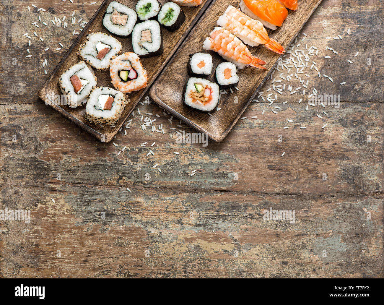 Traditionelles japanisches Essen. Sushi-Rollen, Maki, Nigiri auf hölzernen Hintergrund Stockfoto