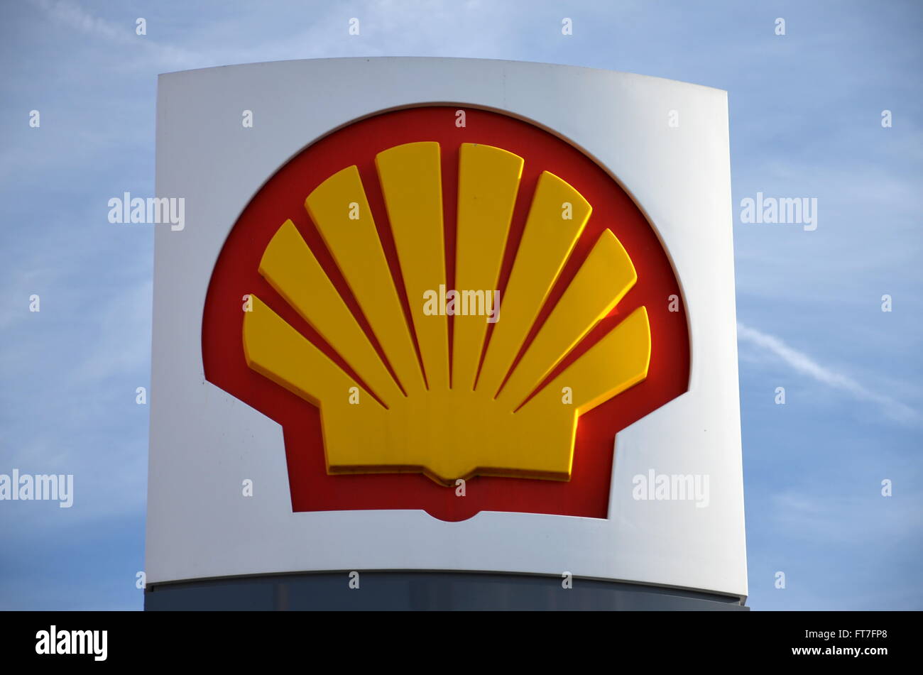 Zeichen der Muschel gegen blauen Himmel, Gdansk. Shell Oil Company beschäftigt weltweit rund 92000 Mitarbeitern Stockfoto