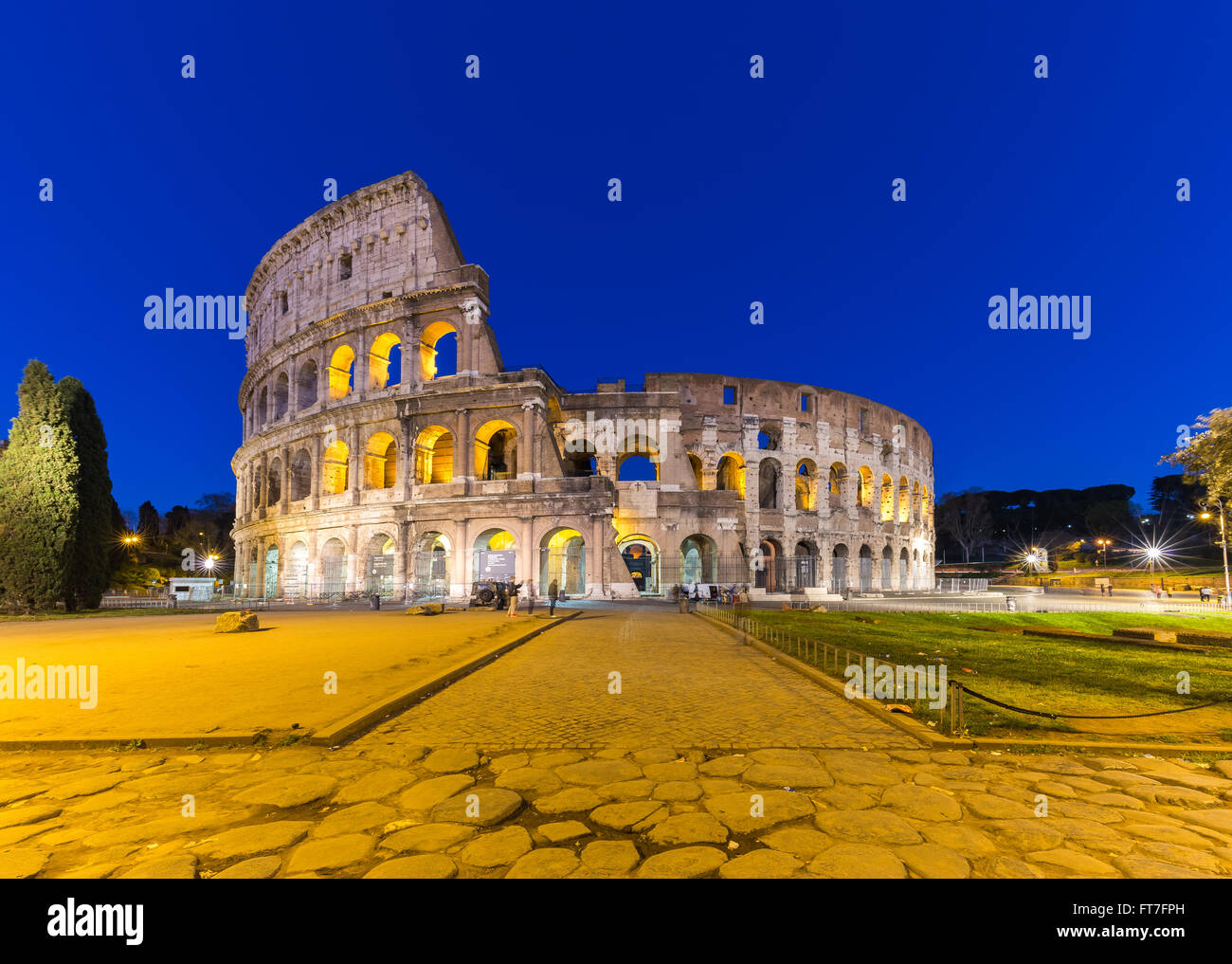 Kolosseum in einer Sommernacht in Rom, Italien. Stockfoto