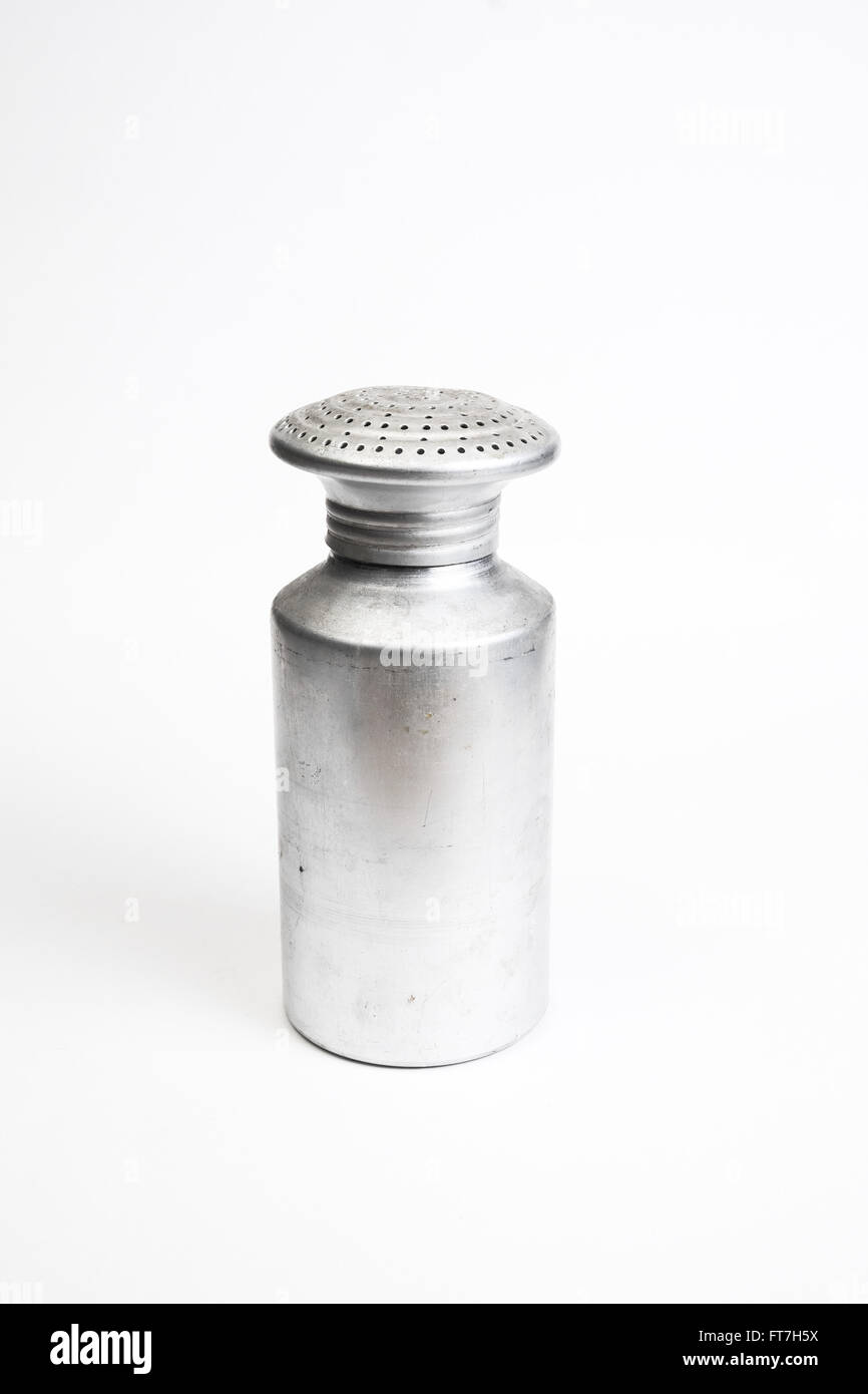 Aluminium Saltshaker bei geschlossenem Deckel, vor einem hellen Hintergrund Stockfoto