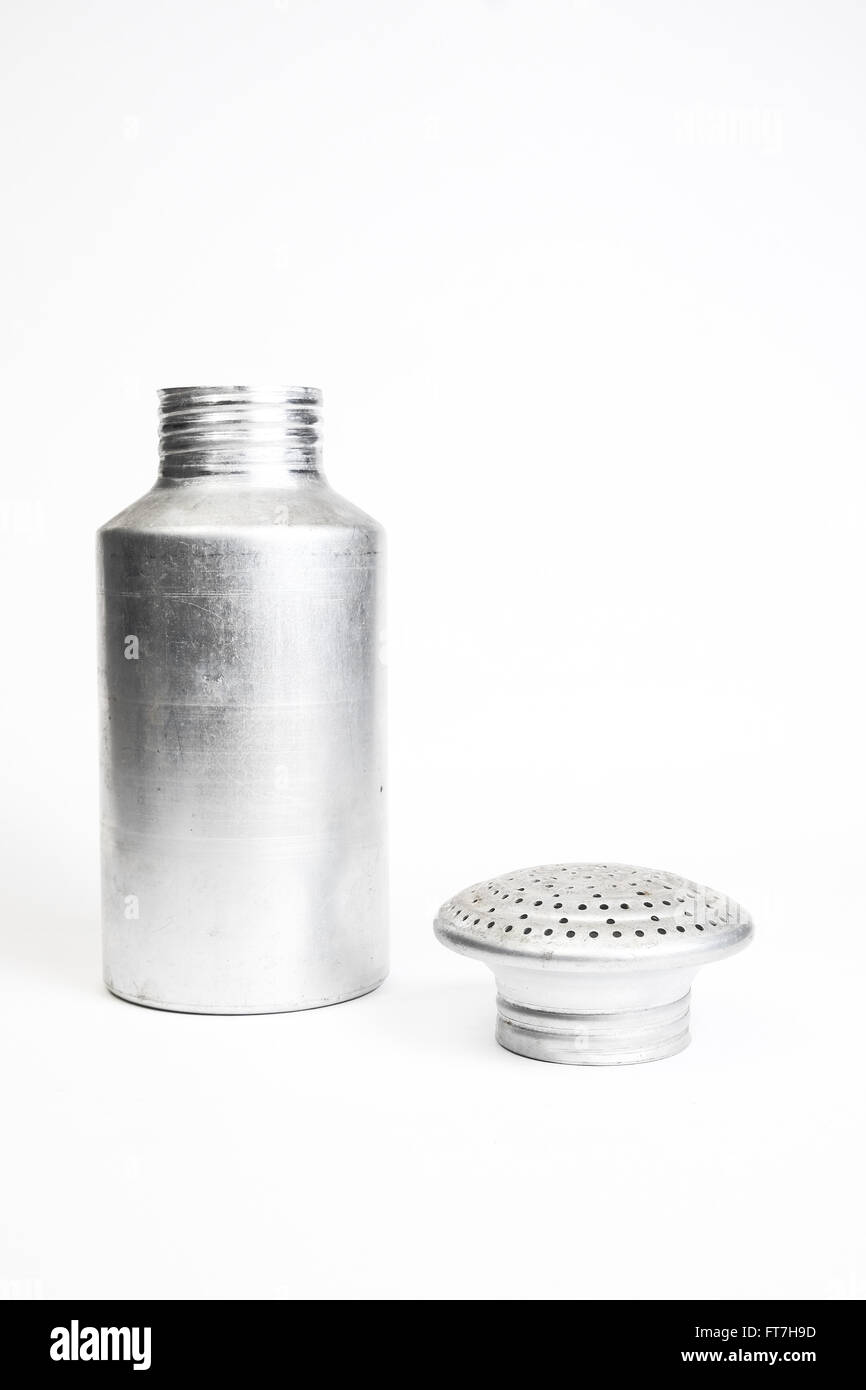 Aluminium Salzstreuer stehen mit der runden, die neben den Shaker steht Stockfoto