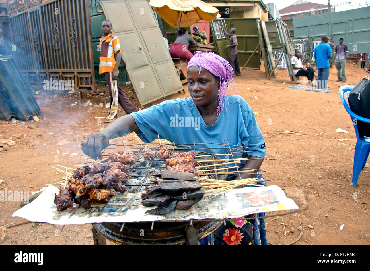Kampala, Uganda-11 April 2017. Die Art und Weise Menschen leben in Uganda. Frau Kochen treffen sich am Kamin und auf der Straße zu verkaufen. Stockfoto