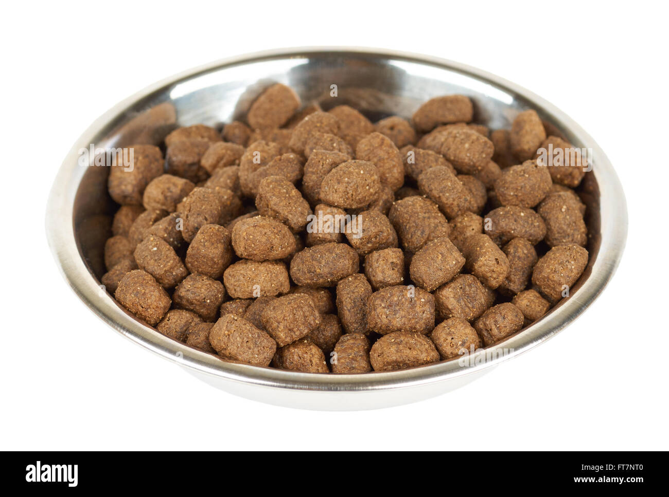 Tiernahrung in Metallschale auf weißem Hintergrund Stockfoto